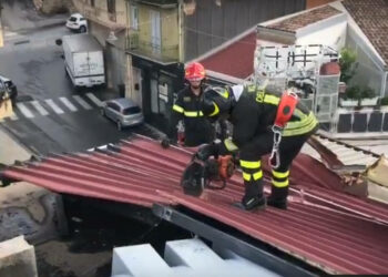 vigili del fuoco riparano tetto a comiso dopo il tornado