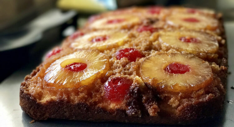 La torta all’ananas facile da preparare. E gustosa da portare a tavola, ingredienti e preparazione