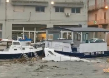 Maltempo a Mazara del Vallo, esonda fiume Mazaro: barche trascinate via dall'acqua