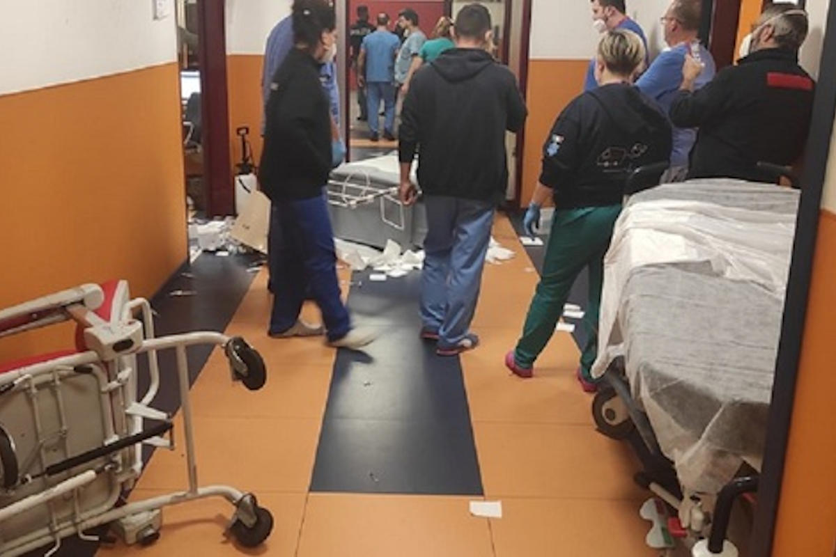 Donna muore per infarto in ospedale, parenti devastano Pronto Soccorso
