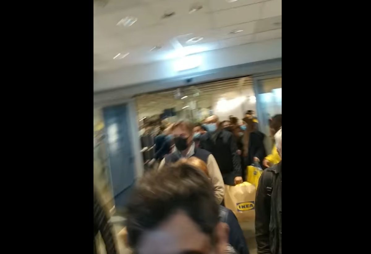 Ikea Corsico, mille persone evacuate per sostanza irritante VIDEO