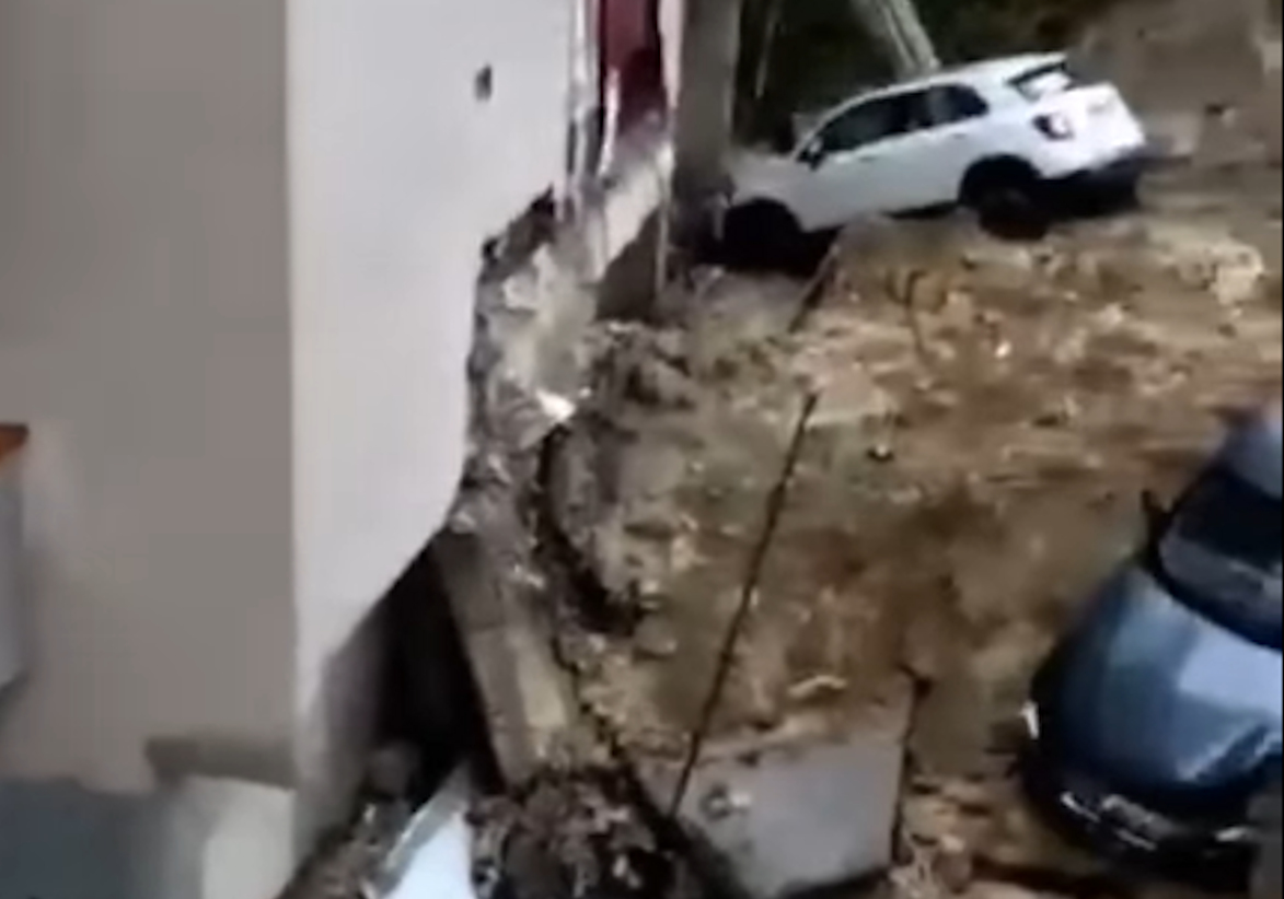 Maltempo in Sicilia, alluvione a Sciacca: voragine inghiotte auto VIDEO