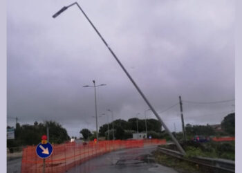 Maltempo, palo divelto dal vento a Modica