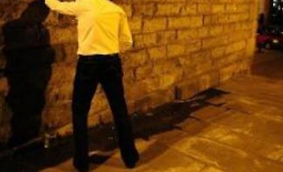 Modica, tre ragazzi sorpresi ad urinare in strada: multa di 10 mila euro