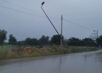 Maltempo Modica, pali divelti dal forte vento e alberi caduti in strada