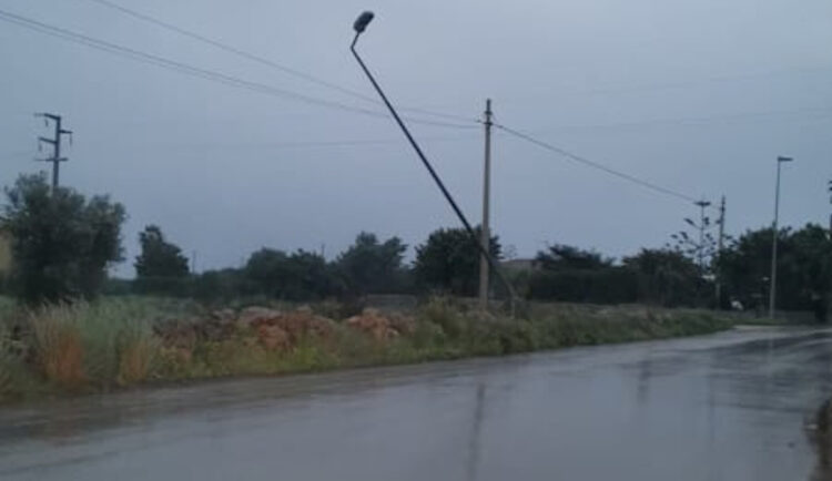 Maltempo Modica, pali divelti dal forte vento e alberi caduti in strada