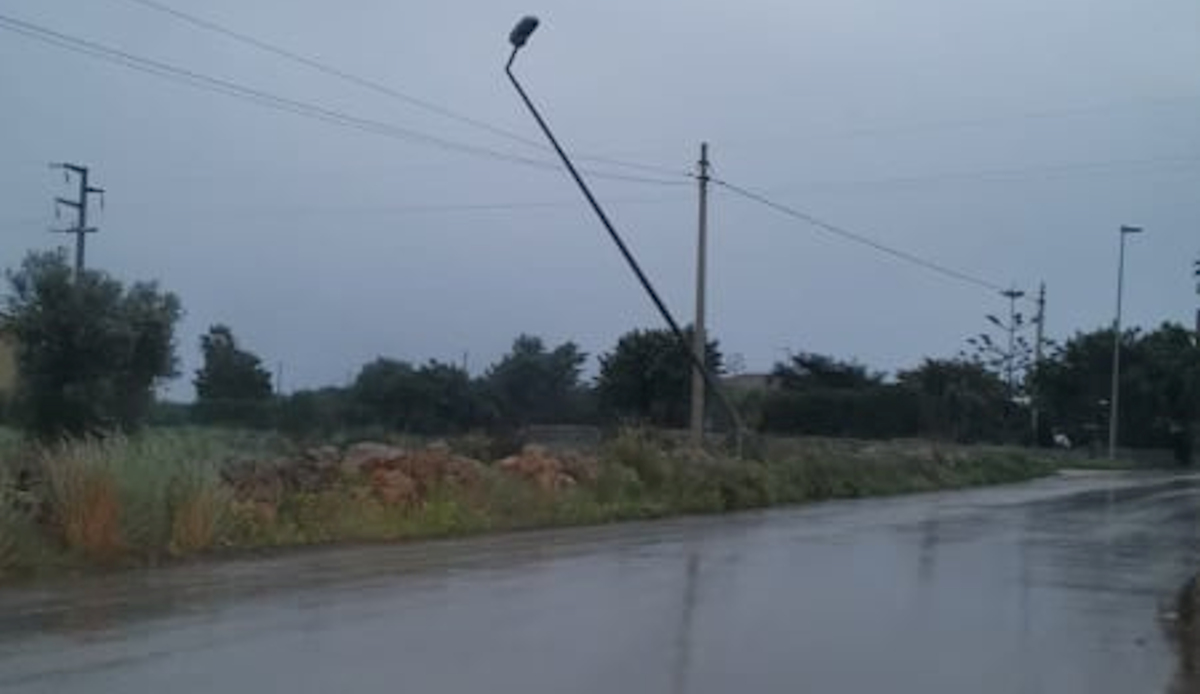 Maltempo Modica, pali divelti dal forte vento e alberi caduti in strada