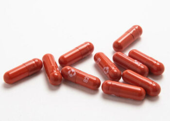 Pillola anti Covid, contagi in aumento in Europa: Ema accelera per pillola Merck