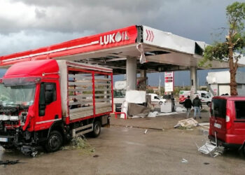 Comiso, pompa Lukoil distrutta dal tornado: la paura e le lacrime nel video mentre piange