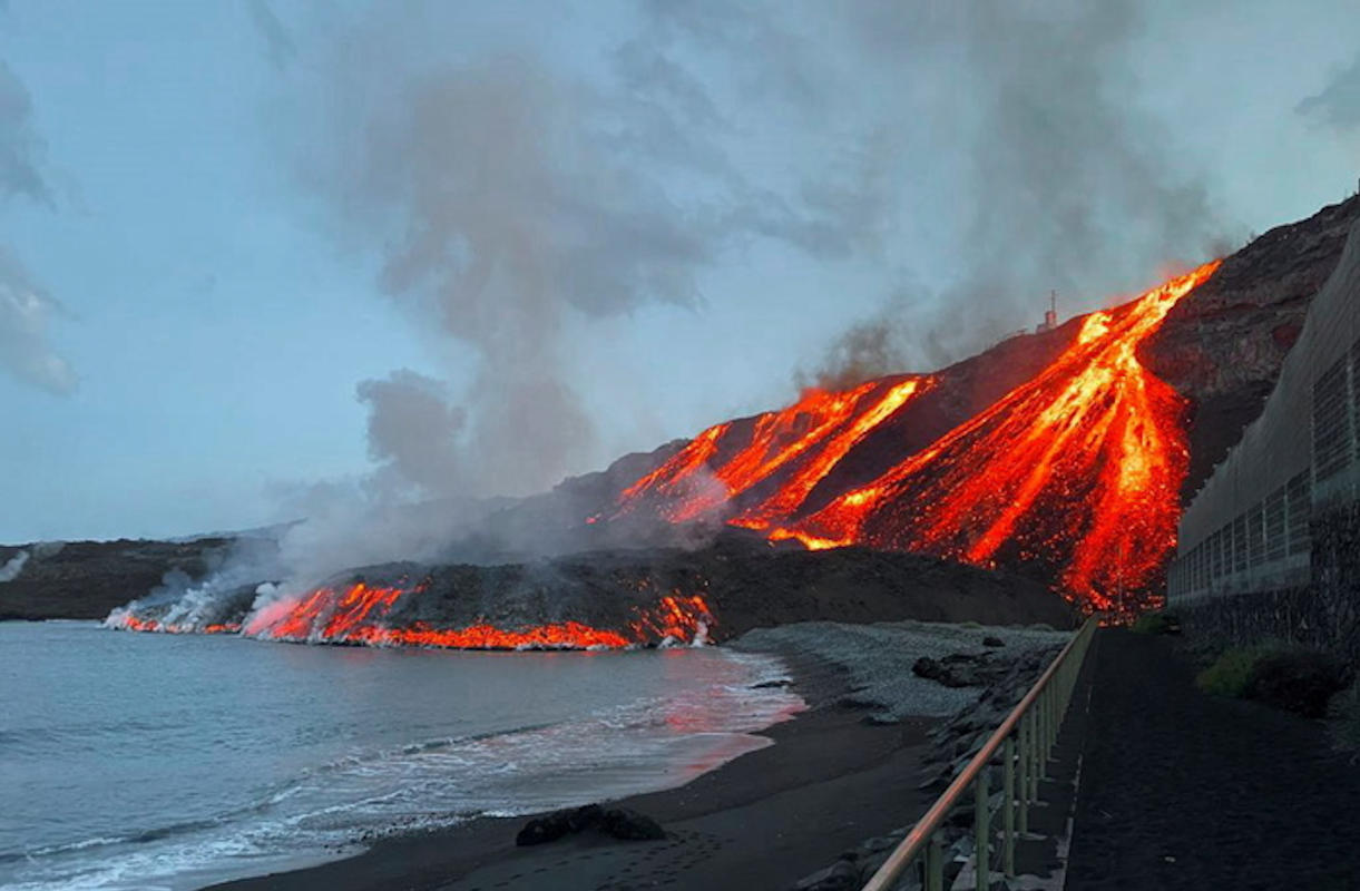 Eruzione vulcano Canarie: lingua di lava in mare VIDEO