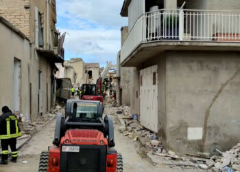 Crollo Ravanusa, vigili del fuoco scavano tra le macerie