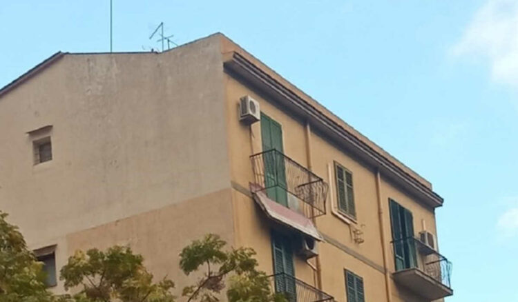 Balcone pericolante e penzolante a Palermo