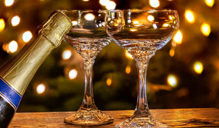 Covid, da domani altre Regioni in zona gialla: cosa si può fare e cosa no per Capodanno 2022