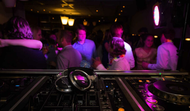 Decreto di Natale, stop a feste e discoteche e super green pass per bar: ecco le nuove regole