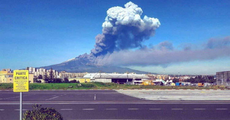 Eruzione Etna: chiuso aeroporto di Catania