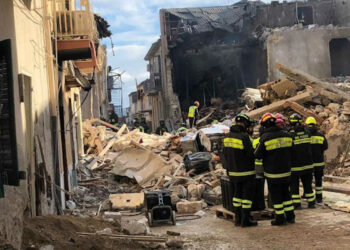 Ravanusa – Identificate tre delle quattro vittime morte nell’esplosione avvenuta ieri sera a Ravanusa. Si tratta di Pietro Carmina, 68 anni, docente di storia e filosofia dell'istituto Foscolo di Canicattì; di Maria Crescenza Zagarrio, 69 anni e di Calogera Gioachina Minacori, 59 anni. La conferma arriva da fonti dell'Arma dei carabinieri. Continuano le ricerche degli altri dispersi tra le macerie nel crollo della palazzina dopo l’esplosione per una fuga di gas.