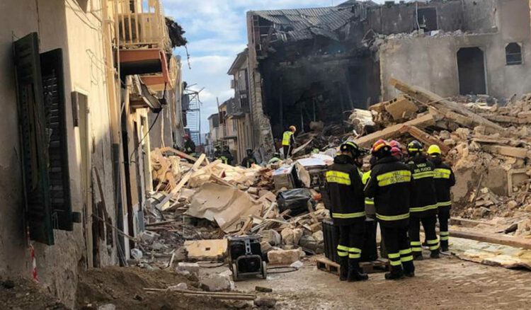 Ravanusa – Identificate tre delle quattro vittime morte nell’esplosione avvenuta ieri sera a Ravanusa. Si tratta di Pietro Carmina, 68 anni, docente di storia e filosofia dell'istituto Foscolo di Canicattì; di Maria Crescenza Zagarrio, 69 anni e di Calogera Gioachina Minacori, 59 anni. La conferma arriva da fonti dell'Arma dei carabinieri. Continuano le ricerche degli altri dispersi tra le macerie nel crollo della palazzina dopo l’esplosione per una fuga di gas.
