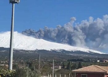 Etna, attività esplosiva, aeroporto Catania chiuso con voli cancellati o dirottati