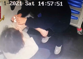 Falsi vaccini, fermati a Palermo leader no vax e infermiera: facevano finta di inoculare siero