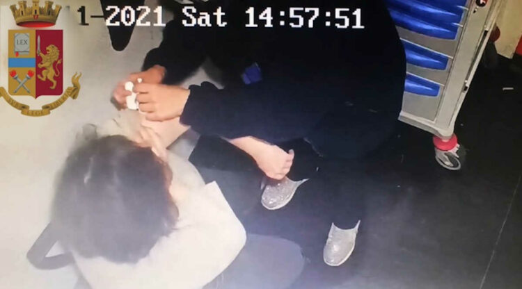 Falsi vaccini, fermati a Palermo leader no vax e infermiera: facevano finta di inoculare siero