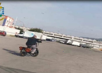 Falso cieco da 10 anni andava in bici e faceva shopping: arrestato