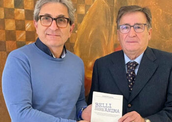 Giuseppe raffa dona copie libro al Comune di Vittoria