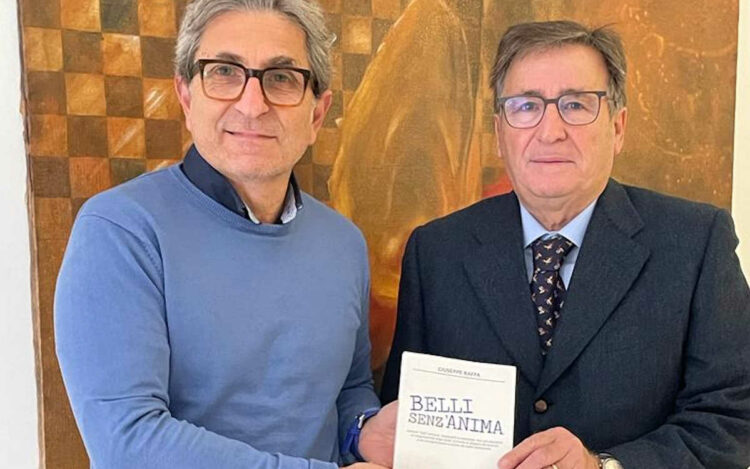 Giuseppe raffa dona copie libro al Comune di Vittoria