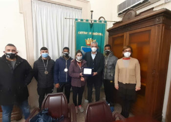 Gli atleti medagliati della società sportiva Scuola Arti d’Oriente ricevuti dal sindaco di Ragusa