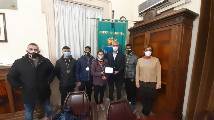 Gli atleti medagliati della società sportiva Scuola Arti d’Oriente ricevuti dal sindaco di Ragusa
