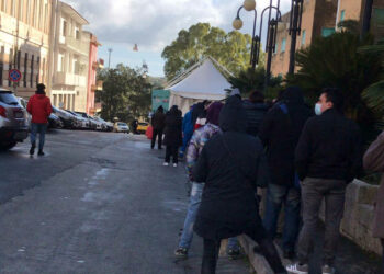 Ragusa, lunga coda per il vaccino all'hub ex ospedale Civile: troppo tempo di attesa al gelo