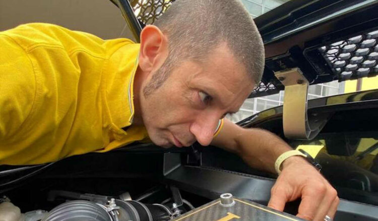 I funerali di Emanuele Sabatino, il meccanico youtuber di EmaMotorsport morto a 45 anni