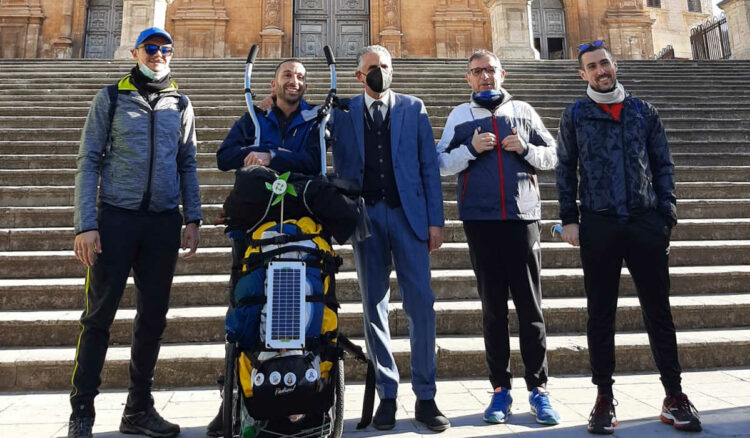 Modica, la partenza di Giulio Stracquadanio per la via Francigena