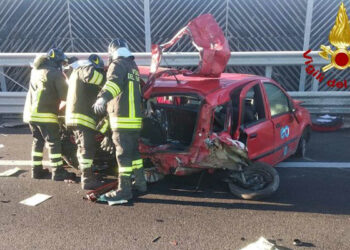 Incidente sulla Siracusa-Catania, conducente sbalzato fuori dall'auto cade dal viadotto