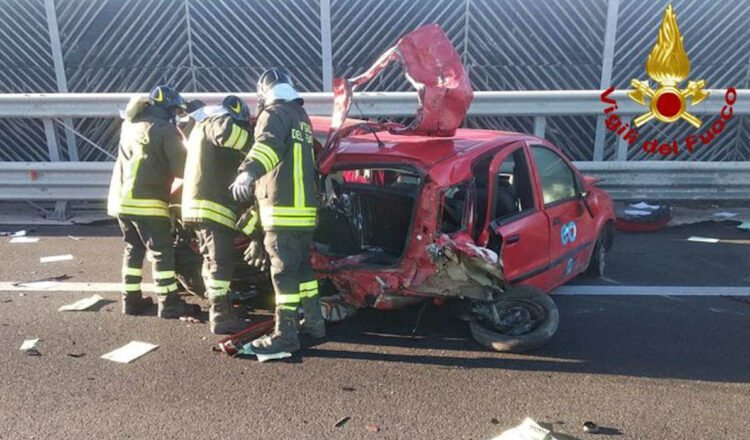 Incidente sulla Siracusa-Catania, conducente sbalzato fuori dall'auto cade dal viadotto