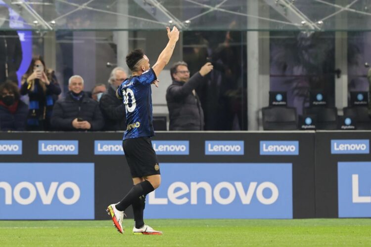 Cagliari travolto a San Siro, Inter da sola in testa