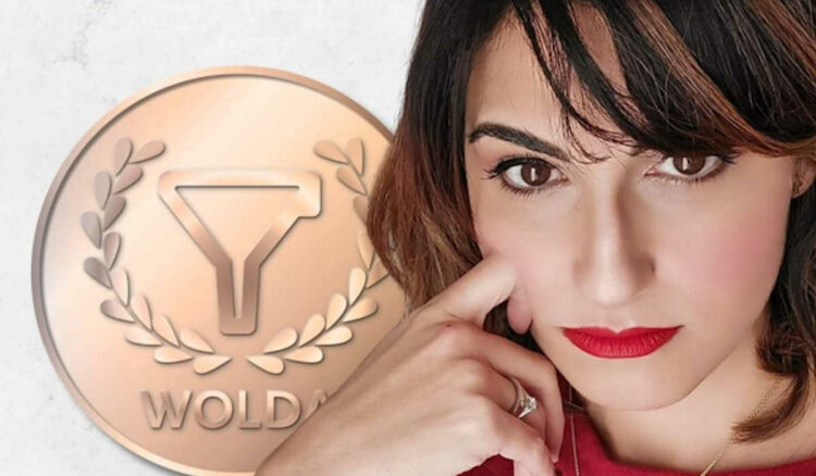 Martina Ficicchia sul podio del concorso Inrternazionale Wolda con un logo di Vittoria