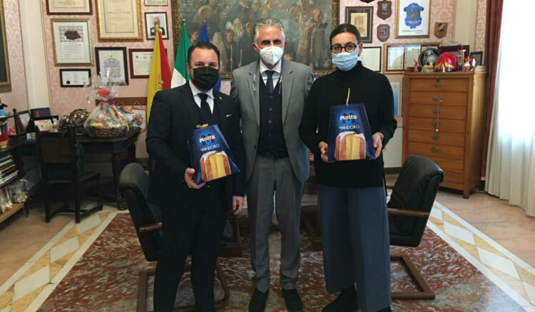 Modica, donati 500 panettoni