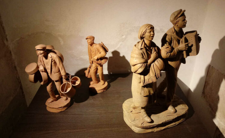Mostra di statuine in terracotta a Ragusa