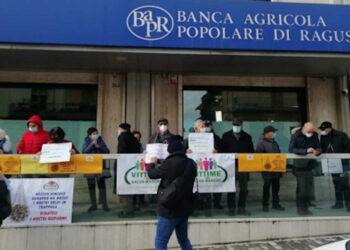 Nuova protesta davanti alla Banca Agricola Popolare di Ragusa