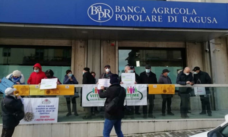 Nuova protesta davanti alla Banca Agricola Popolare di Ragusa