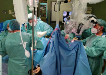 Parto durante intervento al cervello, salvate madre e figlia