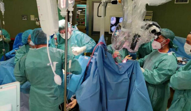 Parto durante intervento al cervello, salvate madre e figlia