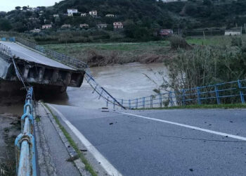 Ponte crolla su fiume: tragedia sfiorata ad Alcamo