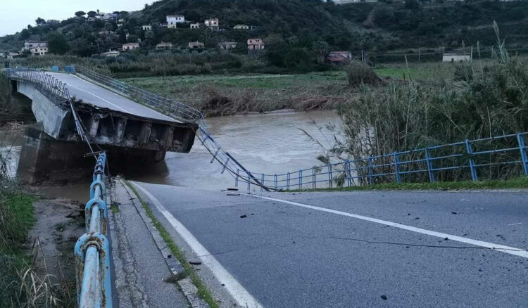 Ponte crolla su fiume: tragedia sfiorata ad Alcamo