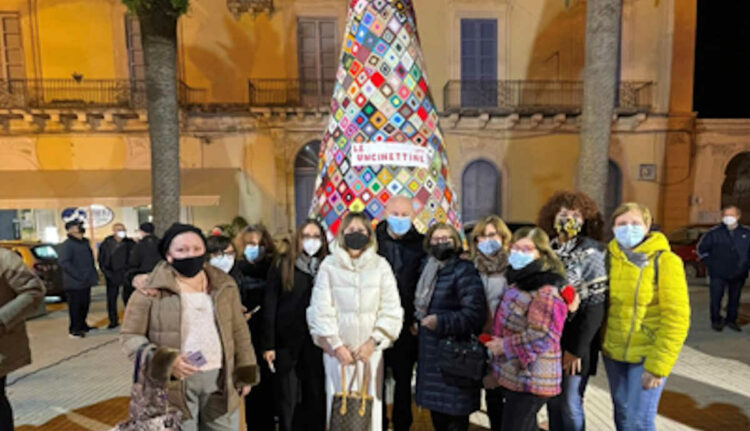 Pozzallo: illuminato l'albero della nonna