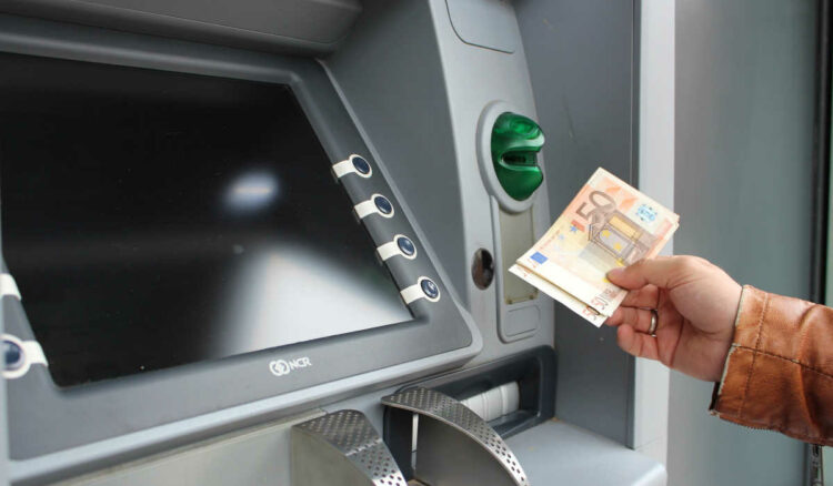 Prelievi al bancomat e pagamenti in contanti, nuore regole e nuovi limiti da 1 gennaio 2022