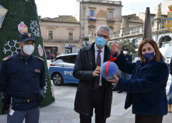 Ragusa, Questore dona decorazione natalizia al sindaco