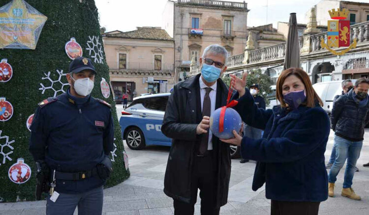 Ragusa, Questore dona decorazione natalizia al sindaco