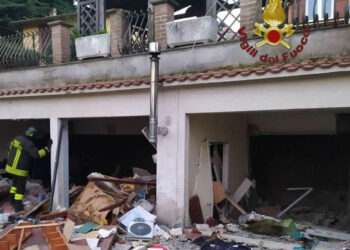 Una fuga di gas ha provocato il crollo parziale di una palazzina. I Vigili del Fuoco di Roma sono intervenuti questa mattina, verso le 6.45, per il crollo di una porzione di una palazzina, dovuto probabilmente ad una fuga di gas, a Rocca di Papa. Estratta dalle macerie una donna, trovata ferita in camera da letto. La signora è stata assicurata alle cure degli operatori sanitari.