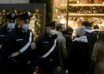 Roma, troppa folla nella centralissima via del Corso. I poliziotti hanno chiuso la strada dello shopping nel cuore della Capitale